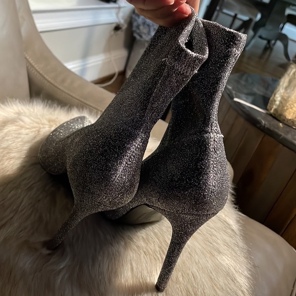 Charles David Silver Booties!  Size 9, Shiny Fabric Material 4 1/2“ heels SEXY! - Picture 3 of 6